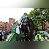 פסלו של נשיא ארה"ב הראשון, ג'ורג' וושינגטון, עליו הולבשו כאפיה ודגלי פלסטין. EPA