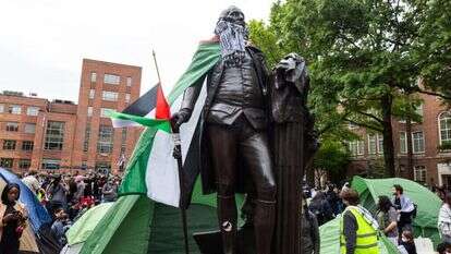 פסלו של נשיא ארה"ב הראשון, ג'ורג' וושינגטון, עליו הולבשו כאפיה ודגלי פלסטין. EPA פסלו של נשיא ארה"ב הראשון, ג'ורג' וושינגטון, עליו הולבשו כאפיה ודגלי פלסטין. EPA