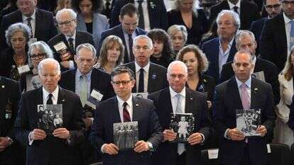 יו"ר בית הנבחרים מייק ג'ונסון ונשיא ארה"ב ג'ו ביידן (בשורה הראשונה משמאל) מציינים את יום השואה עם בכירים אחרים בקונגרס. | AFP יו"ר בית הנבחרים מייק ג'ונסון ונשיא ארה"ב ג'ו ביידן (בשורה הראשונה משמאל) מציינים את יום השואה עם בכירים אחרים בקונגרס. | AFP