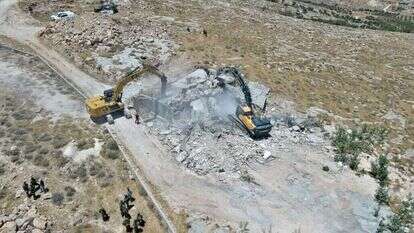 המבנה הפלסטיני על ציר ירושלים-גוש עציון שנהרס. | רגבים