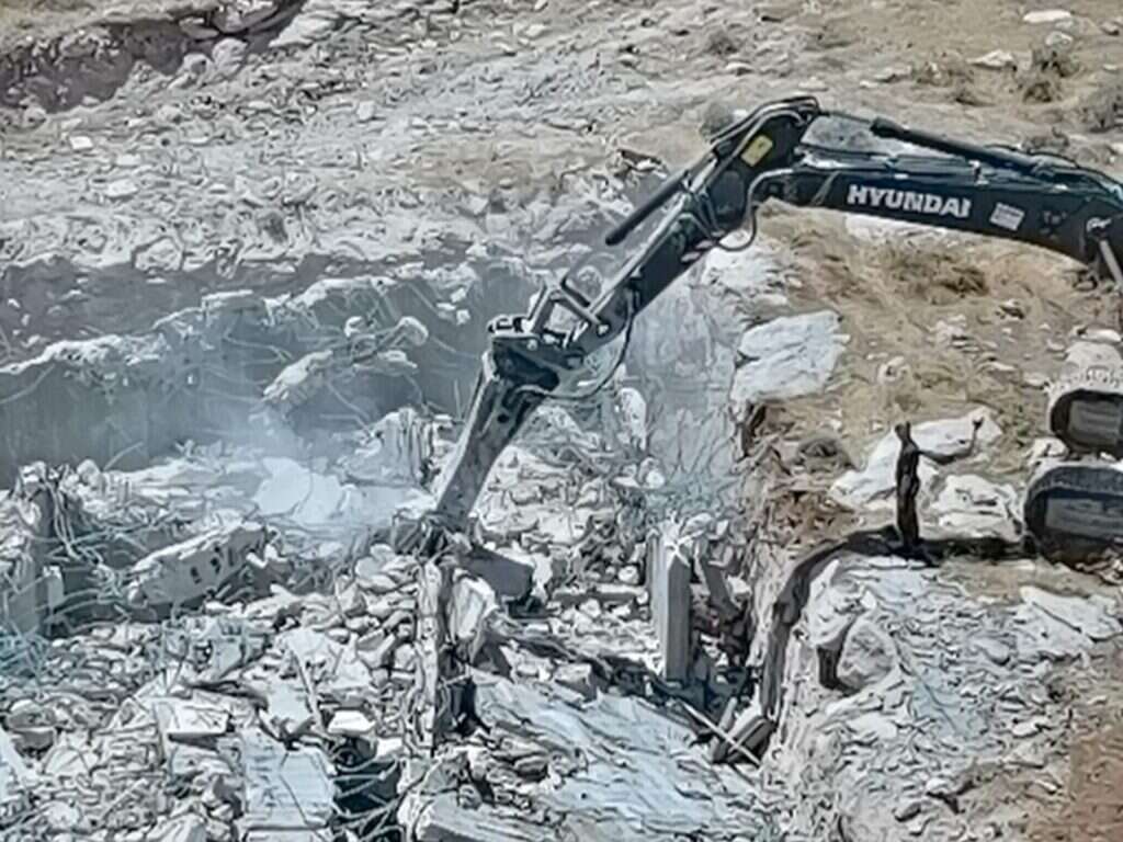 המבנה הפלסטיני על ציר ירושלים-גוש עציון שנהרס. | רגבים