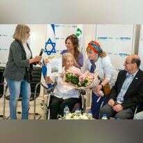 צוות האחיות מעניק לאלמה אברהם פרחים ותעודה במפגש שהתקיים היום בסורוקה. | דוברות סורוקה