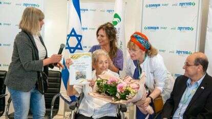 צוות האחיות מעניק לאלמה אברהם פרחים ותעודה במפגש שהתקיים היום בסורוקה. | דוברות סורוקה צוות האחיות מעניק לאלמה אברהם פרחים ותעודה במפגש שהתקיים היום בסורוקה. | דוברות סורוקה