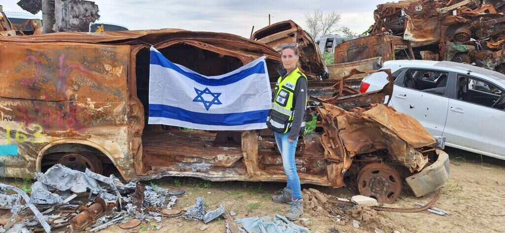 נורית אירן כהן בחניון המכוניות השרופות, לאחר טבח שמחת תורה. | זק"א