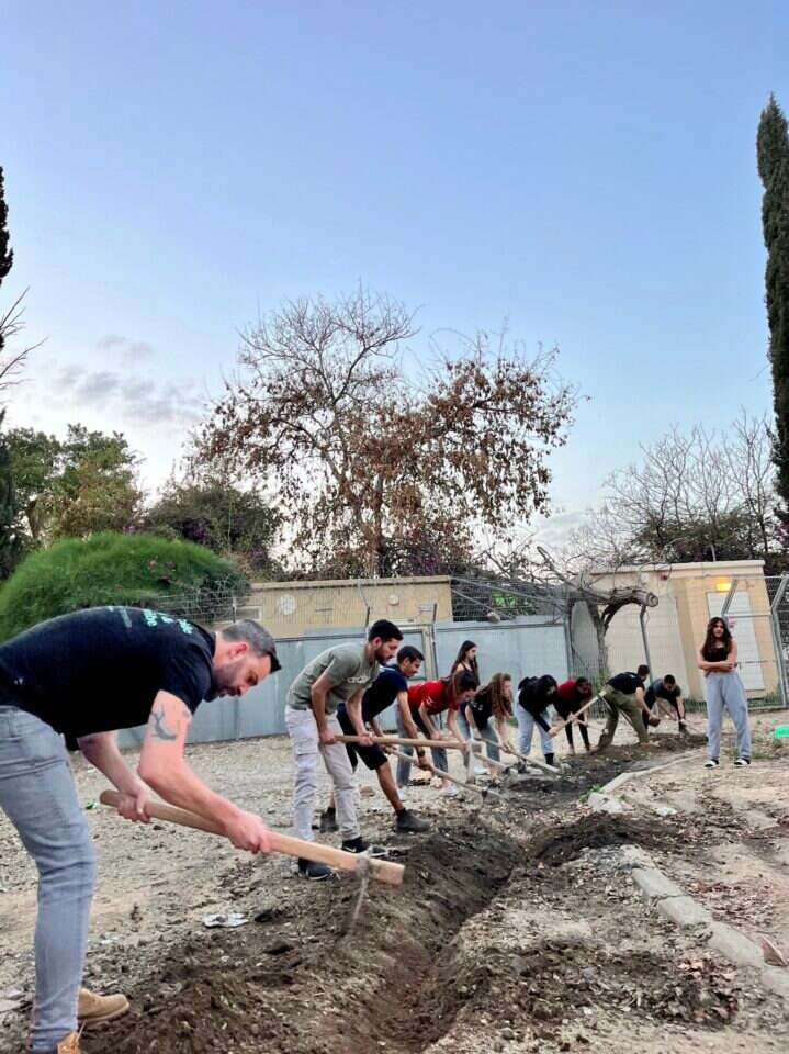 דור מחובר חייב להיות קשור גם לאדמה. "עושים שכונה"