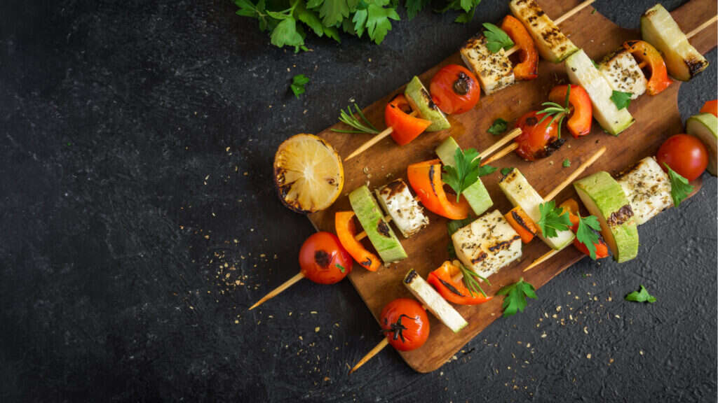 שיפודי ירקות וטופו. | יחצ