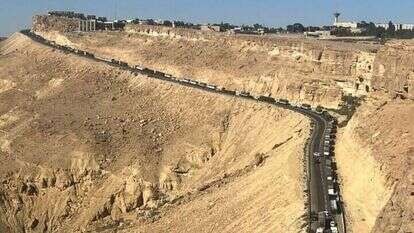 חסימת משאיות סיוע במצפה רמון. | צו 9