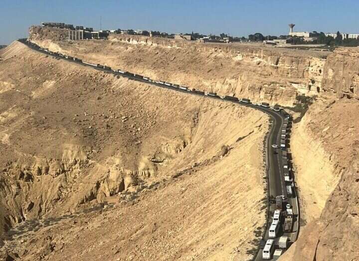 חסימת משאיות סיוע במצפה רמון. | צו 9