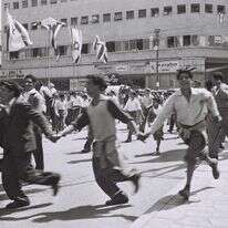 ריקודי הורה ביום העצמאות בתל אביב בשנות החמישים. | שי רגו'אן