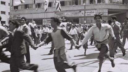 ריקודי הורה ביום העצמאות בתל אביב בשנות החמישים. | שי רגו'אן