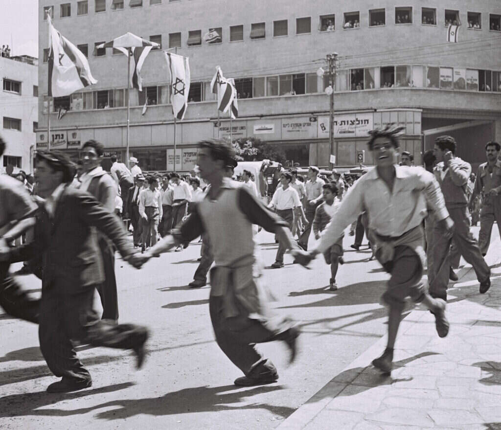 ריקודי הורה ביום העצמאות בתל אביב בשנות החמישים. | שי רגו'אן