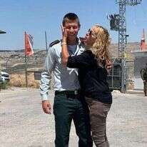 לדמן עם בנה אריאל. | באדיבות המשפחה