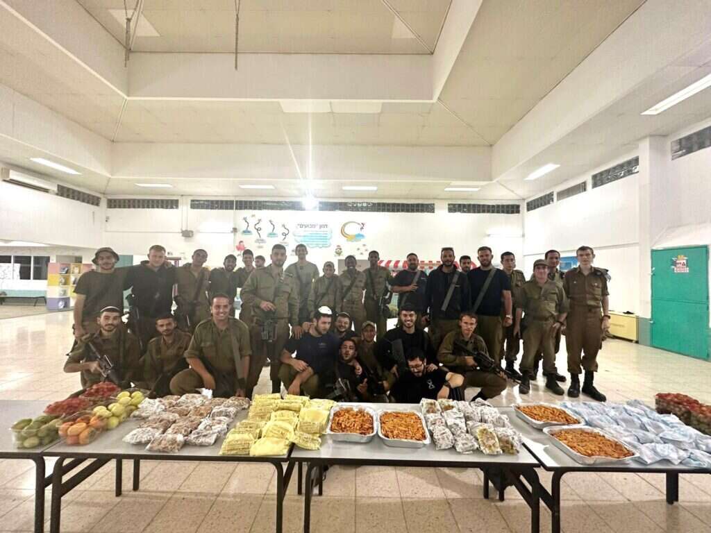 חיילים בחמ"ל הקהילתי של בת שבע דדון