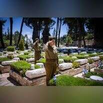 חיילי צה"ל בבית העלמין הצבאי בהר הרצל. | יונתן זינדל, פלאש 90