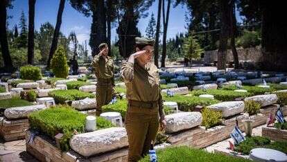 חיילי צה"ל בבית העלמין הצבאי בהר הרצל. | יונתן זינדל, פלאש 90