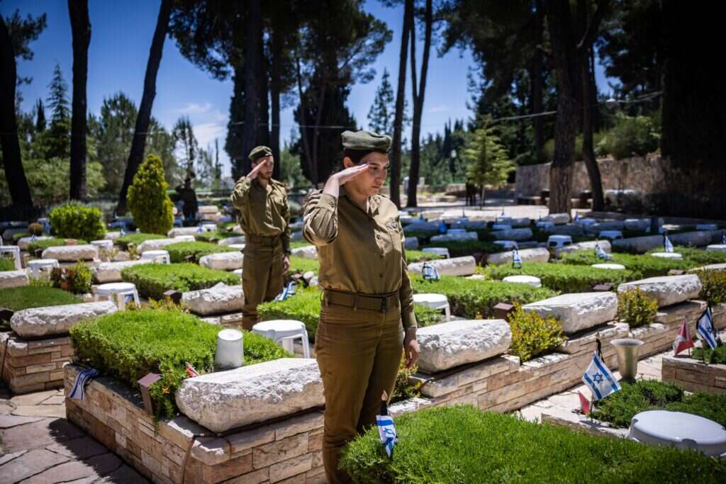 חיילי צה"ל בבית העלמין הצבאי בהר הרצל. | יונתן זינדל, פלאש 90