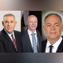 מימין: תא״ל במיל' פיני יונגמן, אל"מ במיל' שאול לוי ובועז לוי, משיאי משואת המגן תשפ"ד (צילומים באדיבות: רפאל, אלביט, התעשייה האווירית)