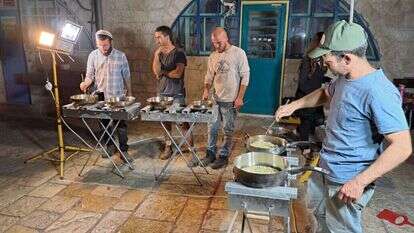 צוות הפקת מנחת העומר של צביה סביר בפעולה. ללא קרדיט