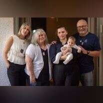 משפחת טרקיניסקי: ישראל, שרון, אדם בנימין וליז. משמאל: רותם סימון. | אריק סולטן