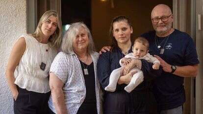 משפחת טרקיניסקי: ישראל, שרון, אדם בנימין וליז. משמאל: רותם סימון. | אריק סולטן משפחת טרקיניסקי: ישראל, שרון, אדם בנימין וליז. משמאל: רותם סימון. | אריק סולטן