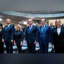 נשיא המדינה יצחק הרצוג ורעייתו, ראש הממשלה בנימין נתניהו ורעייתו ויו"ר הכנסת אמיר אוחנה בטקס יום הזיכרון בהיכל הזיכרון בהר הרצל. | אריה לייב אברמס, פלאש 90