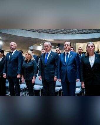 נשיא המדינה יצחק הרצוג ורעייתו, ראש הממשלה בנימין נתניהו ורעייתו ויו"ר הכנסת אמיר אוחנה בטקס יום הזיכרון בהיכל הזיכרון בהר הרצל. | אריה לייב אברמס, פלאש 90