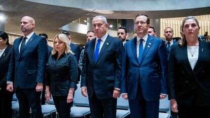 נשיא המדינה יצחק הרצוג ורעייתו, ראש הממשלה בנימין נתניהו ורעייתו ויו"ר הכנסת אמיר אוחנה בטקס יום הזיכרון בהיכל הזיכרון בהר הרצל. | אריה לייב אברמס, פלאש 90