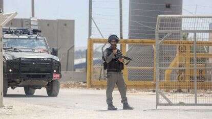 כוחות הביטחון סמוך למחסום עופר. | פלאש 90