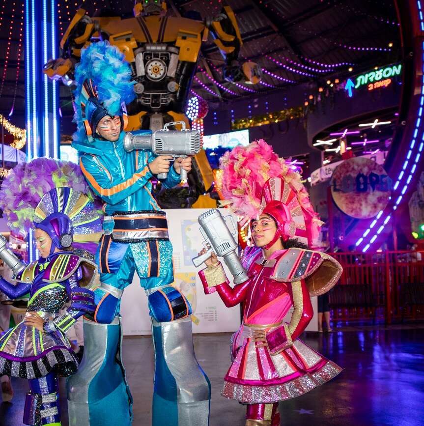 מגי'ק קאס. | יח"צ