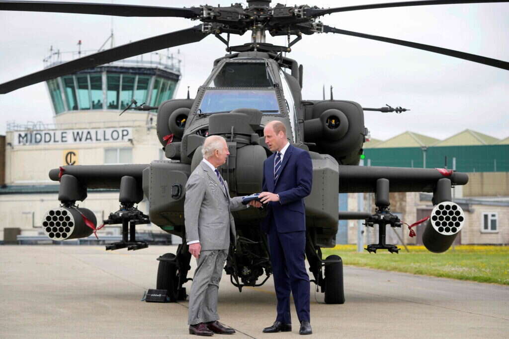 הנסיך ויליאם מקבל את המינוי מאביו המלך צ'ארלס בבסיס חיל האוויר המלכותי. | AFP