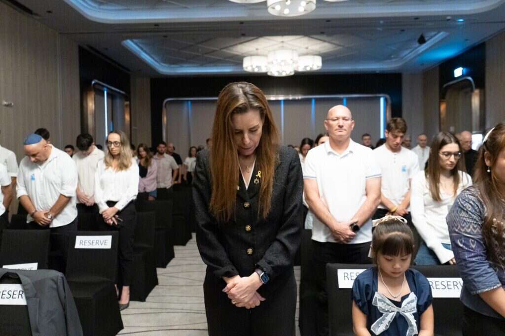 בני משפחות הנרצחים התאילנדים ושגרירת ישראל בתאילנד. | שגרירות ישראל בתאילנד