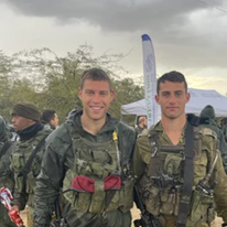 סרן שביט בן משה (מימין) יחד עם אחיו, רב-סרן אריאל בן משה ז״ל. באדיבות: דובר צה"ל