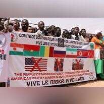 מפגינים קוראים לגירוש האמריקנים מניז'ר ולהידוק הקשרים עם ציר רוסיה-סין-איראן. | EPA