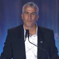 מנחם קלמנזון נואם בטקס פרסי ישראל. | מסך