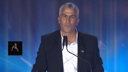 מנחם קלמנזון נואם בטקס פרסי ישראל. | מסך