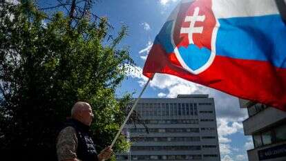 אדם מניף את דגל סלובקיה. | EPA