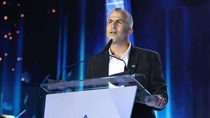 קלמנזון נואם בטקס, השבוע. | מישל אמזלג, לע"מ