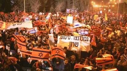 הפגנה בעד משאל עם על תוכנית ההתנתקות, 2005. | מרים צחי הפגנה בעד משאל עם על תוכנית ההתנתקות, 2005. | מרים צחי