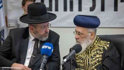 הרב דוד לאו והרב יצחק יוסף. | יונתן זינדל, פלאש 90