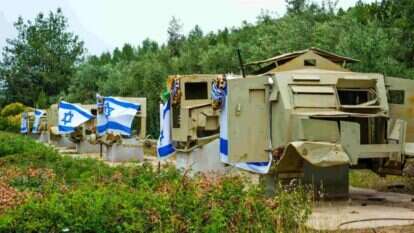 גם אז היה קרע, וגם אז הייתה תושייה. משוריינים בשער הגיא. | שאטרסטוק