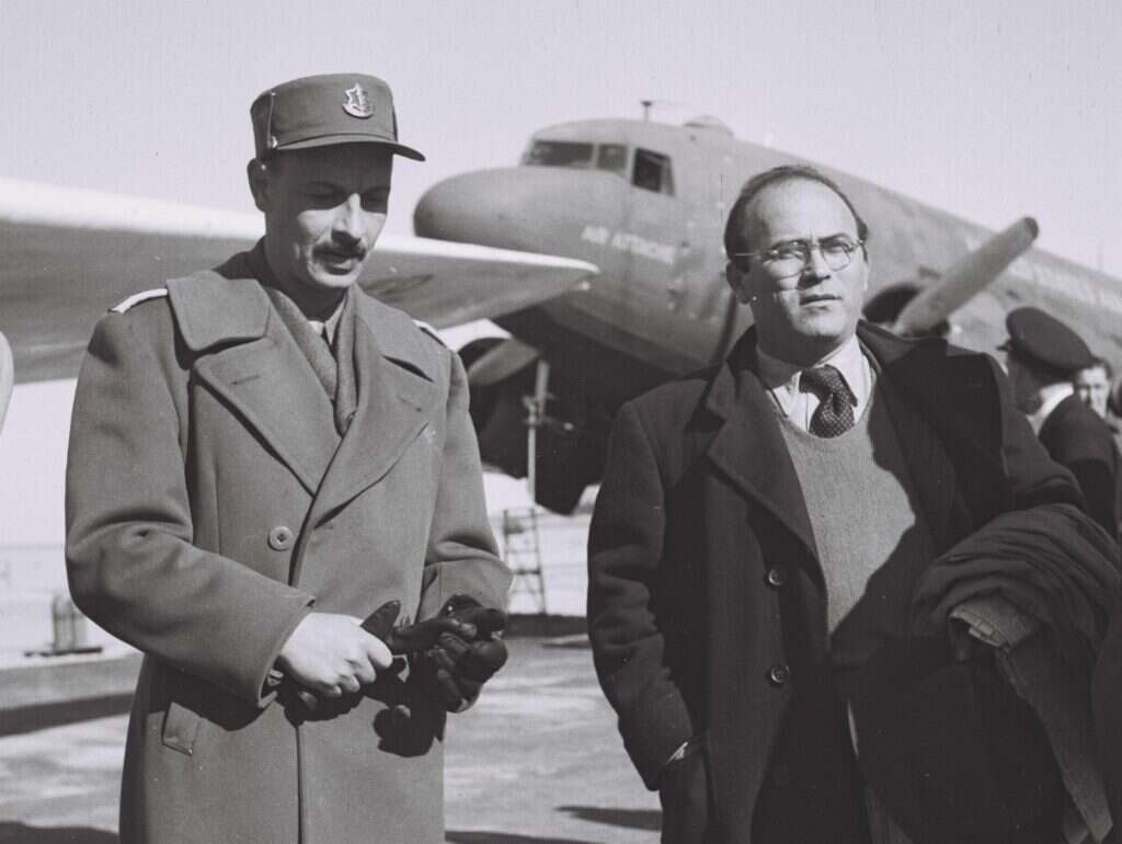 נולד למשפחה דתית בירושלים. ראש המוסד הראשון ראובן שילוח (זסלני) ויגאל | הוגו מנדלסון - לע"מ ידין לפני יציאתם לשיחות שביתת הנשק ברודוס בסוף מלחמת העצמאות.