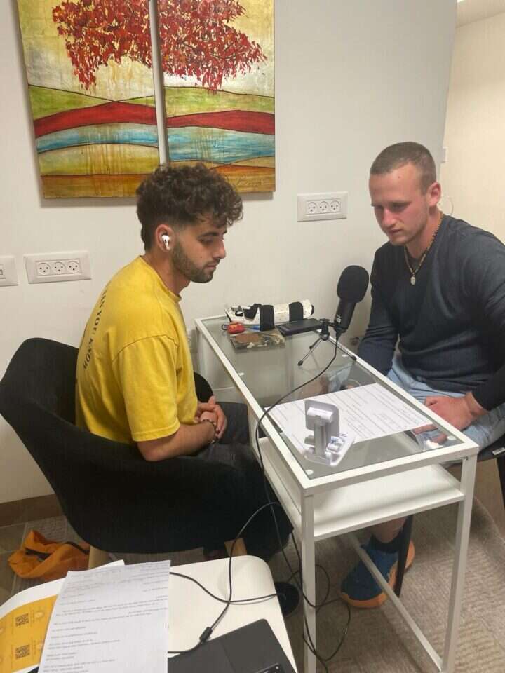 הלוחמים ממוצב פגה ומנחל־עוז לא רצו להתראיין. פישר מראיין לוחם להסכת. | באדיבות המצולם הלוחמים ממוצב פגה ומנחל־עוז לא רצו להתראיין. פישר מראיין לוחם להסכת. | באדיבות המצולם