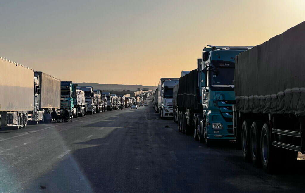 משאיות עם סיוע הומניטרי בדרכן לעזה. | אי.פי.איי