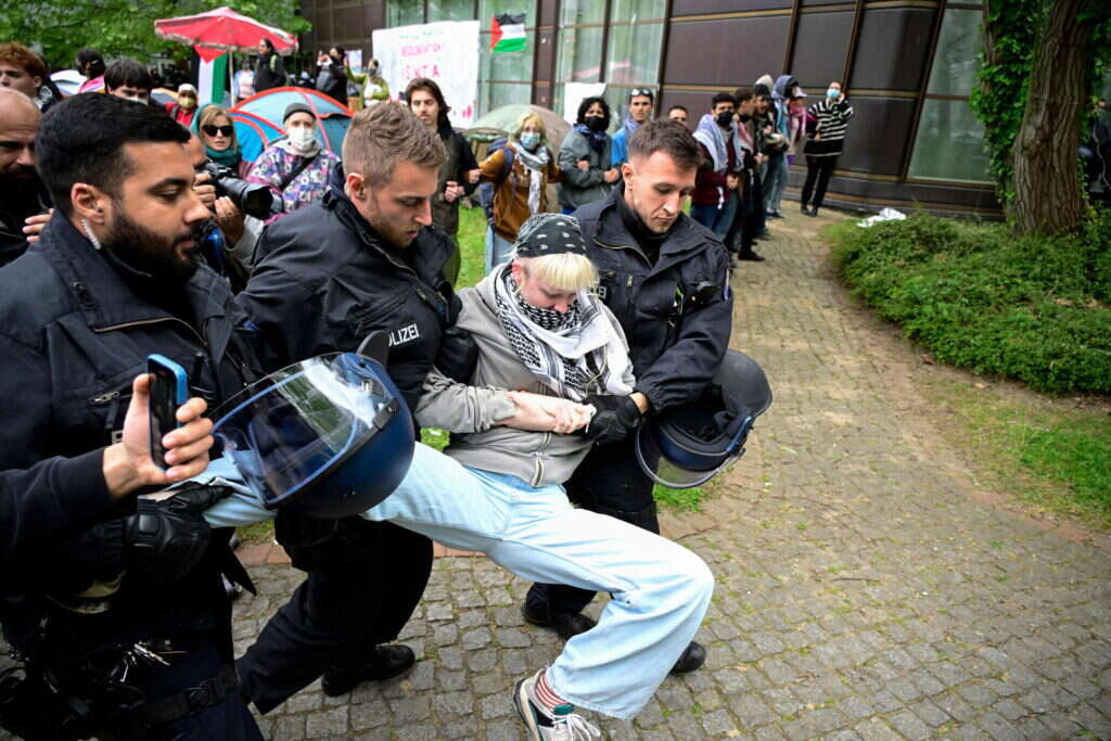 גלי ההגירה מארצות ערב הרעו את המצב. סטונדטית במחאה פרו־ פלסטינית באוניברסיטה החופשית של ברלין, בשבוע שעבר. | איי.אף.פי