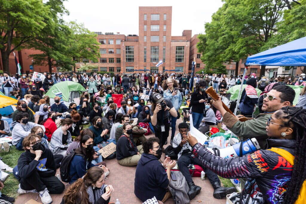 חגיגה של רצח יהודים. הפגנה פרו־פלסטינית של סטודנטים באוניברסיטת ג'ורג' וושינגטוון. | אי.פי.איי