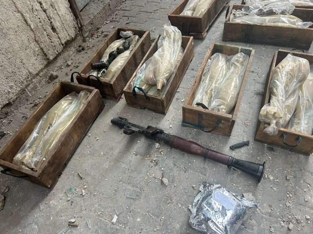 אמצעי לחימה שאותרו על ידי צוות הקרב חטיבת צנחנים. | דובר צה"ל