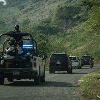 השיירה המאובטחת של וילי אוצ'ואה ביציאה מווילה לאס רוסאס. | ויקטוריה רייזור, וושינגטון פוסט