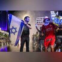 מפגיני שמאל מול בסיס הקריה בתל־אביב במוצאי השבת שעברה. | איתי רון - פלאש 90