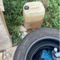 חומרי בעירה שהכינו אחים לנשק כדי לחסום את כביש מס' 1. מילום: דוברות המשטרה