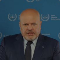 התובע בבית הדין הפלילי בהאג מקריא את החלטתו. | מסך מיוטיוב